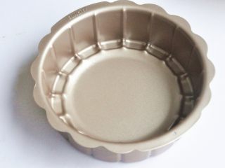 11、轻芝士蛋糕,给模具轻轻的涂一层黄油,再用厨房纸吸去多余的残留。