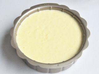 12、轻芝士蛋糕,蛋糕糊倒入模具,震去大气泡,用水浴的方法,烤盘里倒入一半的温水。