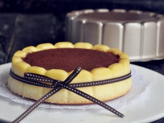 14、轻芝士蛋糕,蛋糕出炉后,晾凉后蛋糕会自然回缩,脱离模具,然后在中心圆圈处,筛上可可粉。