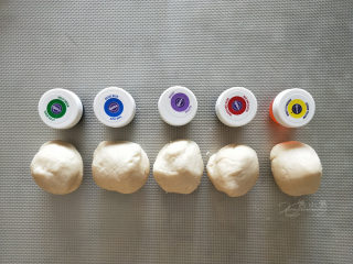 1、五彩斑斓蛋黄酥--给自己一个多彩的秋天,打算做五种颜色，油酥就分成五份。在这一步你想做几种颜色油酥就分成几份。