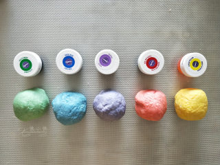 2、五彩斑斓蛋黄酥--给自己一个多彩的秋天,油酥分别调上色素。我用的是进口色素，颜色比较柔和，用牙签调一点放油酥里揉匀。不想用色素也可以用食用的色粉，比如红曲粉、紫薯粉、抹茶粉、南瓜粉、蝶豆花粉。