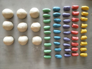 3、五彩斑斓蛋黄酥--给自己一个多彩的秋天,把调好色的油酥每个色都分成9份，不管你调几个色的油酥，每个色都分成9份。水油皮也分成9份，每份42g。用保鲜膜盖上保湿。