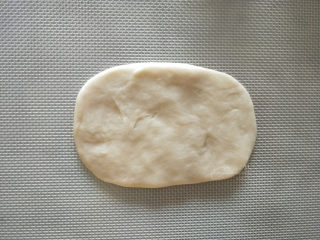 4、五彩斑斓蛋黄酥--给自己一个多彩的秋天,取一块水油皮按扁成长方形。