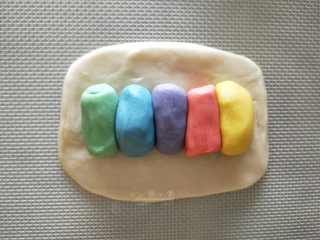 5、五彩斑斓蛋黄酥--给自己一个多彩的秋天, 把油酥排放在水油皮上，油酥之间要挤得近些。