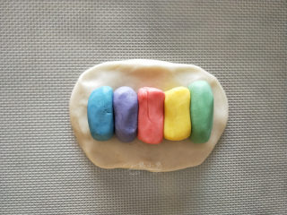 6、五彩斑斓蛋黄酥--给自己一个多彩的秋天,颜色可以随意排列，放在两边的颜色是决定油酥包好顶部的颜色。