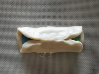 7、五彩斑斓蛋黄酥--给自己一个多彩的秋天,把油酥包起来，先捏紧中间再捏两边，要贴紧包不要留空气在里边。