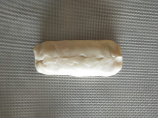 8、五彩斑斓蛋黄酥--给自己一个多彩的秋天,两边的水油皮不要留太多，不然擀出来容易出现白边，包好的酥顶部会出现白心。