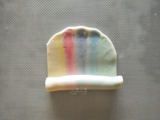 11、五彩斑斓蛋黄酥--给自己一个多彩的秋天,擀好后如果四边的水油皮白边过多，就要刀切掉，从下向上卷起来。擀卷好的面团按先后顺序放好，注意保湿。