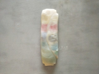 12、五彩斑斓蛋黄酥--给自己一个多彩的秋天,接着进行第二轮擀卷，从第一个开始，先按扁面团。