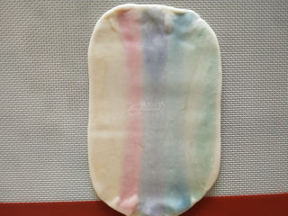 10、五彩斑斓蛋黄酥--给自己一个多彩的秋天,按包的先后顺序从第一个包好的面团开始，收口向上擀开。