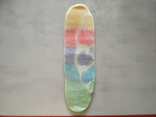 13、五彩斑斓蛋黄酥--给自己一个多彩的秋天,再擀开卷起来。包油酥时颜色排列的不同，这时就可以体现出效果了，如果你想两边的那个颜色在中心，就从那一边开始卷。