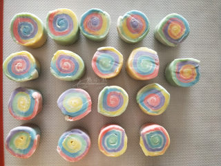 15、五彩斑斓蛋黄酥--给自己一个多彩的秋天,用一把锋利的刀把卷卷们平均切成两半。