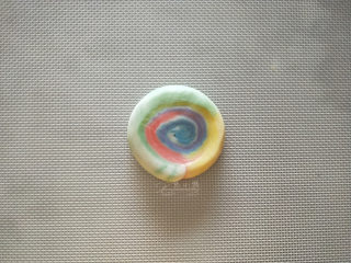 16、五彩斑斓蛋黄酥--给自己一个多彩的秋天, 取一个面团先按扁。