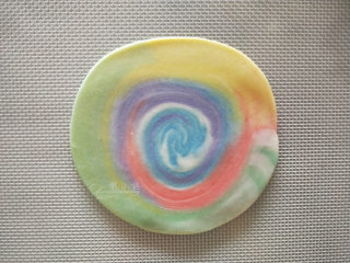 17、五彩斑斓蛋黄酥--给自己一个多彩的秋天,再均匀的擀薄，不要擀得过于大，刚好能保住馅就好。