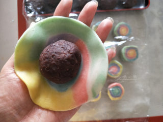 18、五彩斑斓蛋黄酥--给自己一个多彩的秋天,擀好的皮翻过来，就是说擀的那一面是切面，翻过来另一面包馅，切面是蛋黄酥的表面。