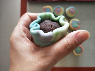 19、五彩斑斓蛋黄酥--给自己一个多彩的秋天,用虎口收口，要慢慢均匀的收，褶子不要太大，不然容易有大的缝隙。