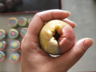 20、五彩斑斓蛋黄酥--给自己一个多彩的秋天,面皮不要擀的太大，是为了最后收口不用留很多面，不然还得揪掉