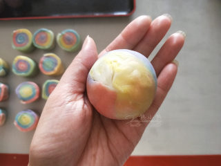 21、五彩斑斓蛋黄酥--给自己一个多彩的秋天,捏紧收口。如果面团的软硬度合适，是很容易捏紧的。