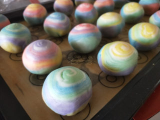 23、五彩斑斓蛋黄酥--给自己一个多彩的秋天,全部包好排入烤盘。这个配方可以做18个，60升的烤箱一盘刚刚好。