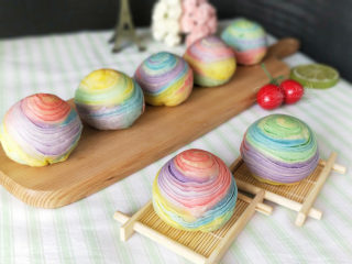 24、五彩斑斓蛋黄酥--给自己一个多彩的秋天,烤箱预热18度℃，烤35分钟。