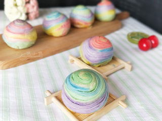 25、五彩斑斓蛋黄酥--给自己一个多彩的秋天,烤好后没忍住趁热吃了一个，酥的掉渣，豆沙软软的，蛋黄香香的，好幸福。豆沙是我自己炒的，没有炒的特别干，所以吃着特别柔软，而且不很甜。