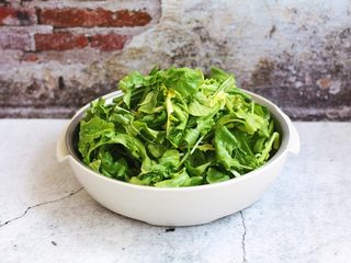 2、猪肉荠菜云吞,将荠菜的老根和发黄、发蔫的叶子摘下去。用清水浸泡一下，清洗干净。