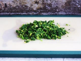 4、猪肉荠菜云吞,将荠菜切成碎末备用。