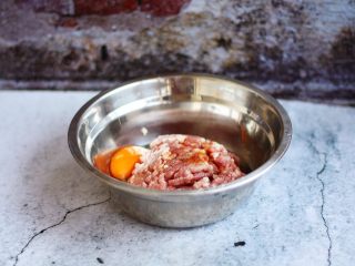 5、猪肉荠菜云吞,猪肉馅里放入1个鸡蛋、少许的白胡椒粉、少许的料酒、少许的葱花和姜末、少许的生抽、适量的盐、适量的水，朝一个方向将肉馅搅拌至粘稠。期间分3～4次往肉馅里加约10左右的水，充分将水搅打至肉馅里。