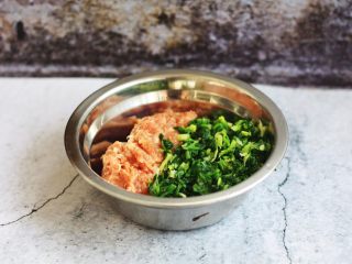 6、猪肉荠菜云吞,将搅拌好的肉馅与切好的荠菜放在一起。