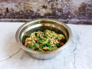 7、猪肉荠菜云吞,充分搅拌均匀，放适量的盐调味。