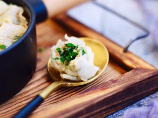 15、猪肉荠菜云吞,美味馅大汁多的云吞诱人吧！