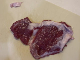 1、韩式泡菜豆腐汤,猪肉洗干净，沥干水