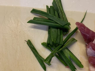 3、韩式泡菜豆腐汤,葱洗干净，沥干水，切段