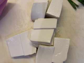 5、韩式泡菜豆腐汤,把豆腐切成一小块