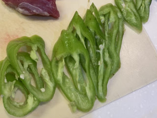 7、韩式泡菜豆腐汤,把青辣椒切成一圈圈