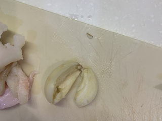 8、韩式泡菜豆腐汤,蒜拍扁，去皮