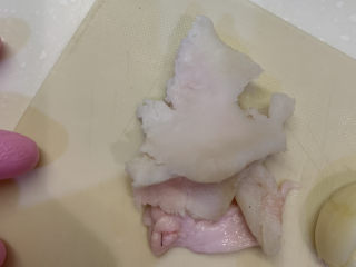 9、韩式泡菜豆腐汤,准备好猪油4片