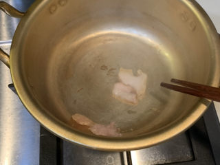 11、韩式泡菜豆腐汤,冷锅热油，把猪油放进去煎出油