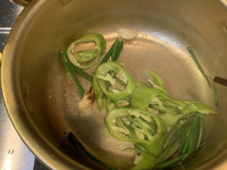 14、韩式泡菜豆腐汤,放入青辣椒，翻炒均匀