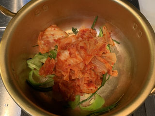 15、韩式泡菜豆腐汤,放入泡菜翻炒均匀