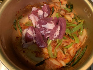 16、韩式泡菜豆腐汤,放入猪肉，稍微煎一下半熟