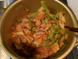 17、韩式泡菜豆腐汤,翻炒均匀