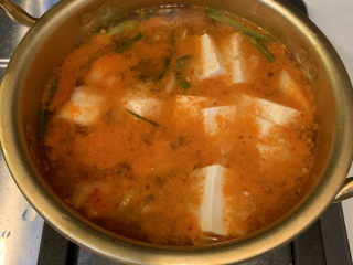 19、韩式泡菜豆腐汤,把水煮开后放入豆腐大火烧开