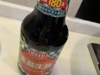 22、韩式泡菜豆腐汤,1勺生抽，煮开后关小火，煮5分钟即可出锅