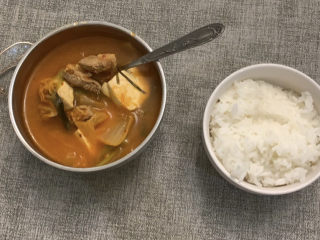 23、韩式泡菜豆腐汤,准备好米饭，一勺泡菜汤一勺米饭，即可食用
