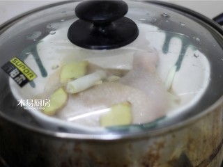 5、葱油鸡,不要掀开锅盖，再关火闷15分钟。