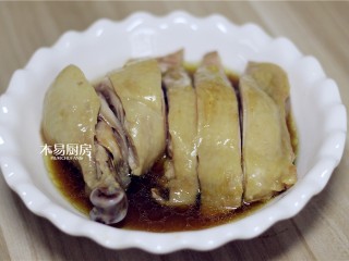 7、葱油鸡,鸡腿剁成块，放入盘中。