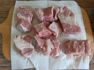 2、#食二星座#红酒烩牛肉Beef Bourguignon,用厨房纸把水分吸干