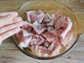 3、#食二星座#红酒烩牛肉Beef Bourguignon,用牙签扎一些小孔