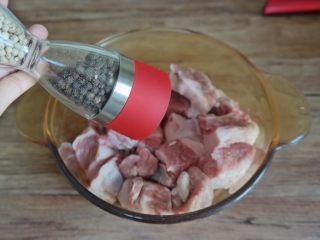 4、#食二星座#红酒烩牛肉Beef Bourguignon,撒入黑胡椒碎